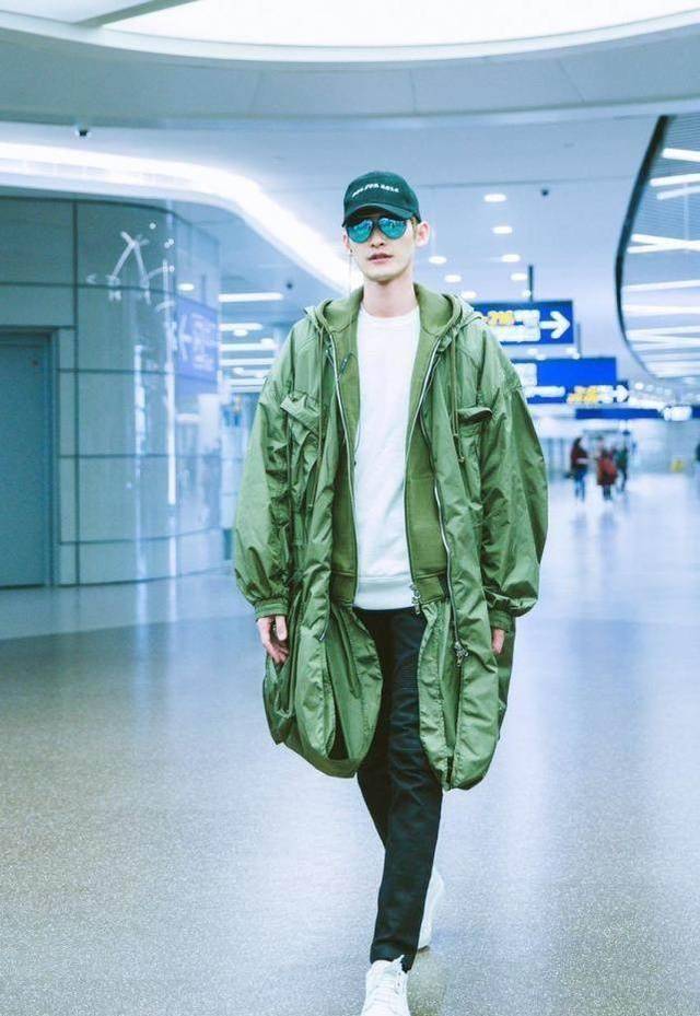 张翰一身潮装现身机场,跟他合影的女生有点像古力娜扎!