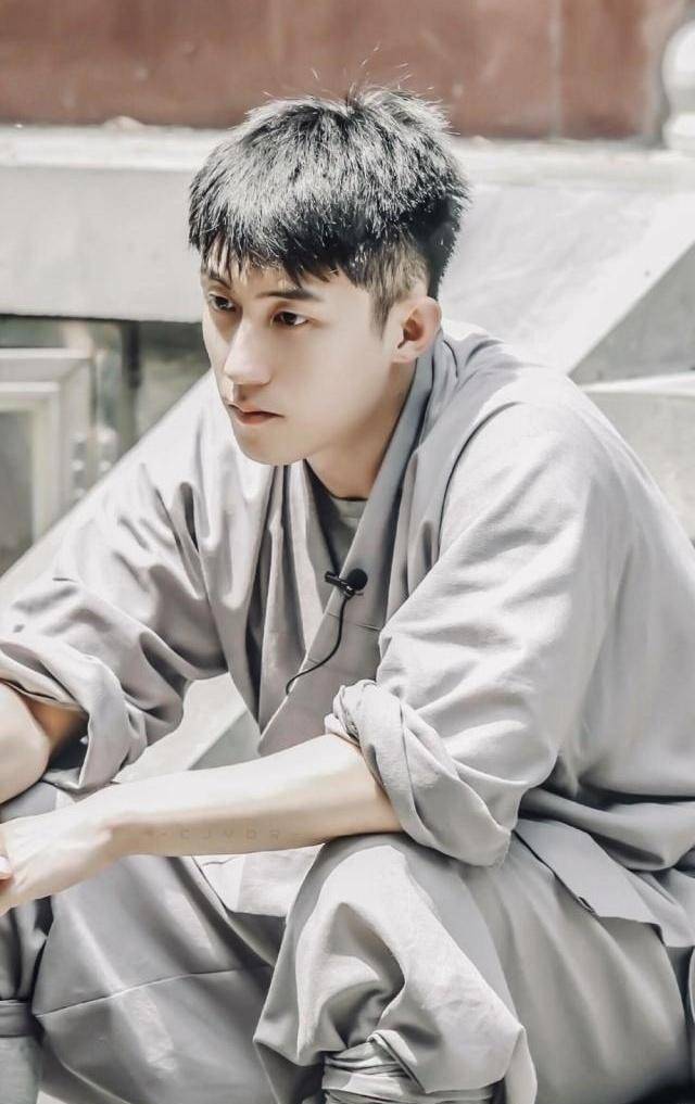 一位护鲸团的告白:喜欢黄景瑜后,我都要取关胡一天和王俊凯!