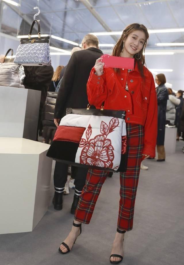 张雪迎梳小脏辫发型青春靓丽穿红衣露标志性笑容又酷又可爱_红色_米兰