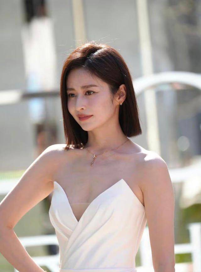 颖儿终于成为妻子的"骄傲",生照镜头下的他显得年轻_发型_时尚_衣服