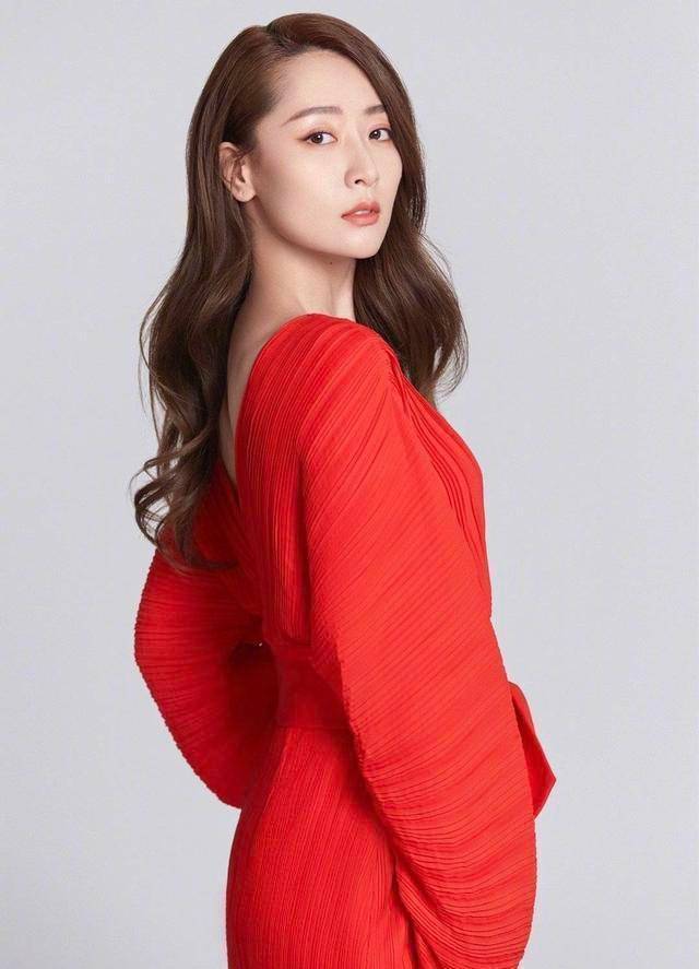 一件礼服让她被嘲咖位小,曾被公司力捧的白冰,不能穿高定?