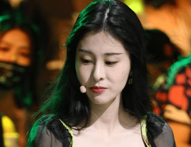 张碧晨录综艺现场图,关掉美颜后状态很真实_节目_脸部_臀围
