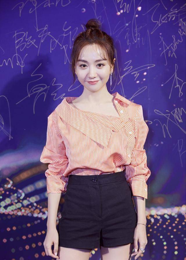 仅剪了短发颜值直线上升,网友:37岁嫩回17岁少女_造型_上衣_蓝色