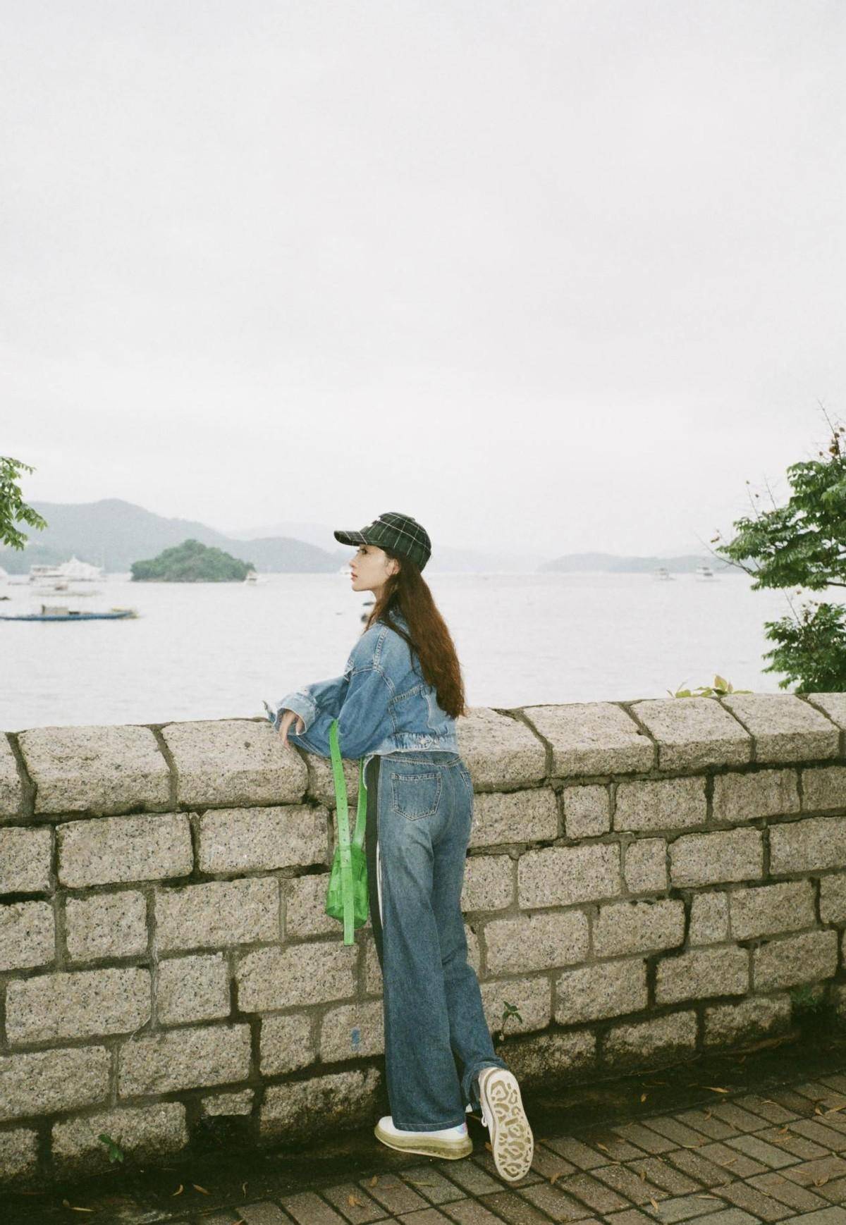 孙嘉璐荡秋千,笑容纯真,一身牛仔造型甜美酷俏皮,治愈力max_运动_女孩