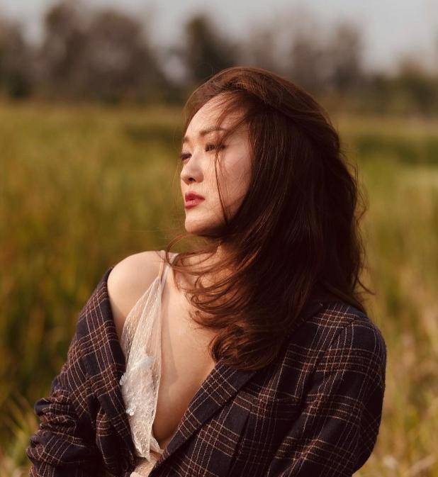 张宝儿公开性感写真照,大赞袁伟豪拍照很专业,胜过摄影师的技术_张袁