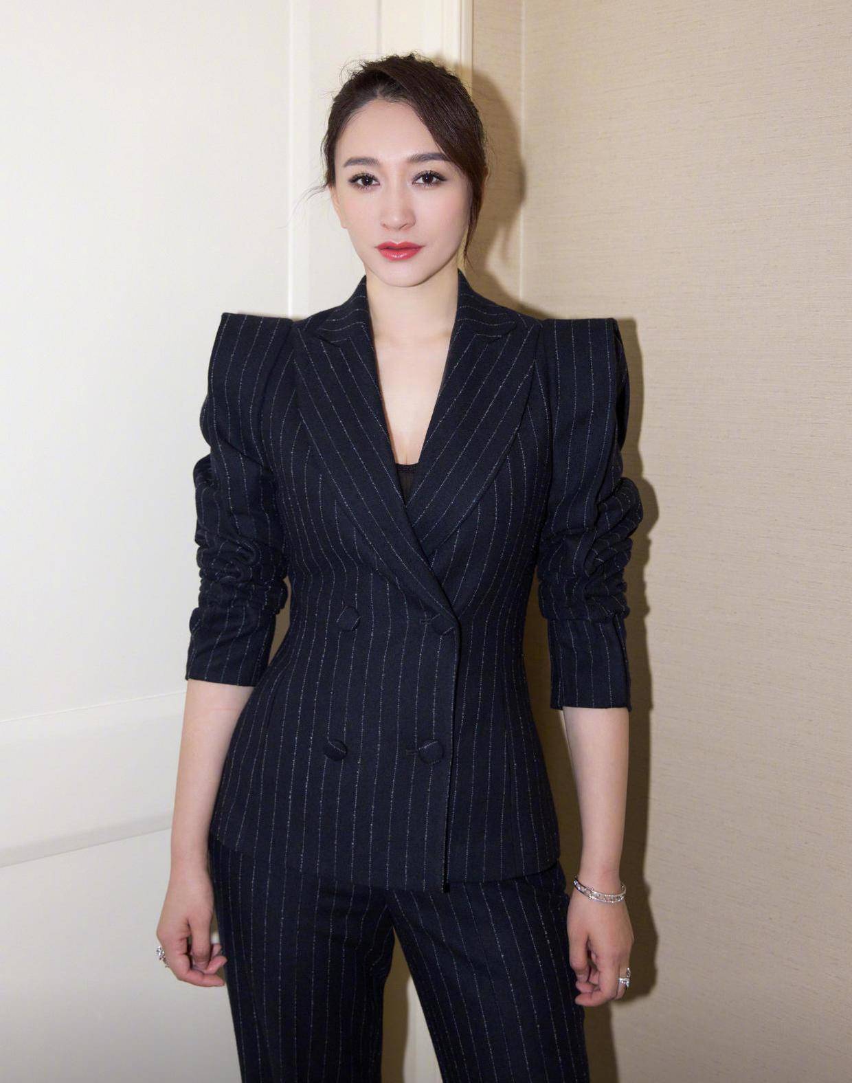 李小冉多漂亮啊,白色的连身裙勾勒出"大蜜桃"_身材_时尚_西装