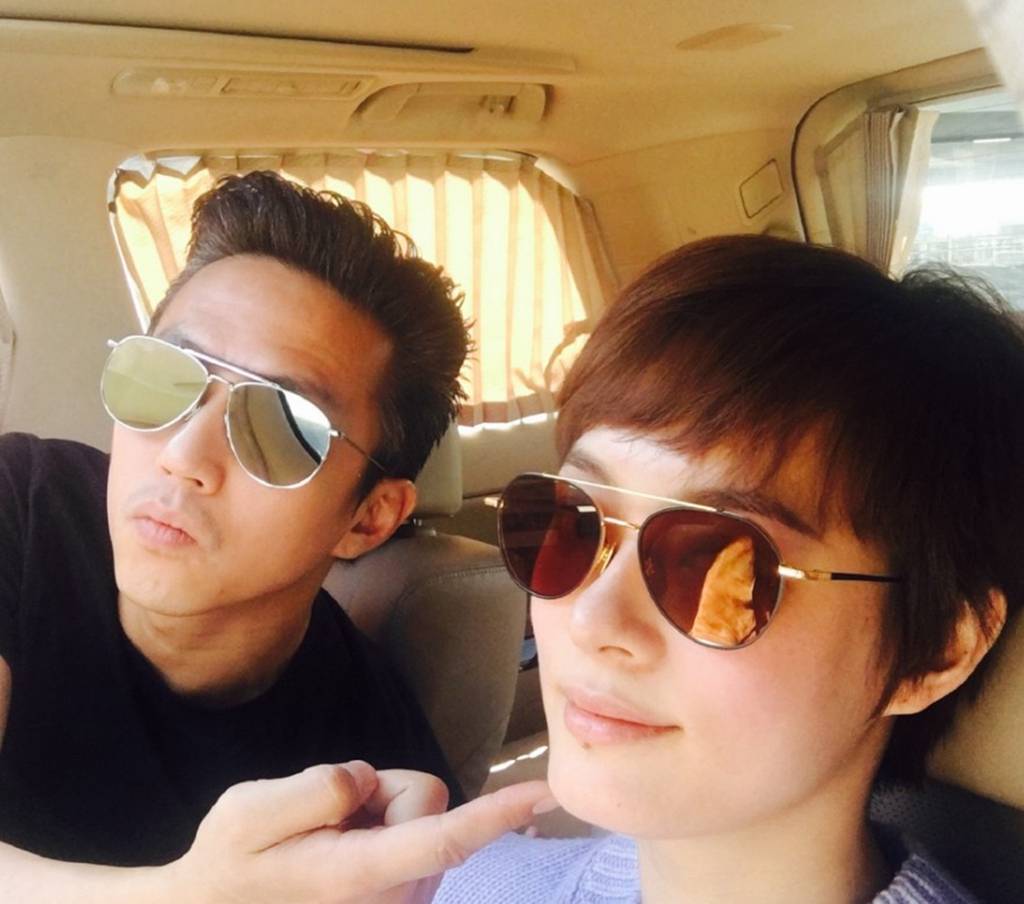 只见"娘娘"孙俪身穿黑色背带裙搭扎染色长袖衫,显得清新又减龄,老板娘