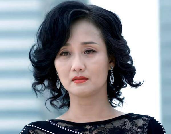 虽然年龄上早已不再年轻,但绝对是风韵犹存,包括在剧中的设定也是一个