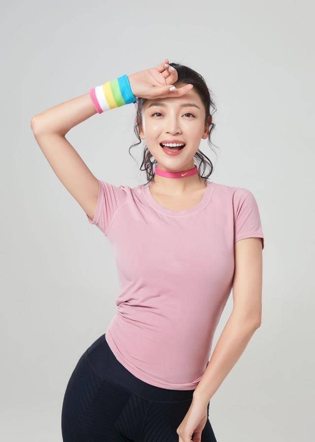 "我爱桃花"高晓菲粉嫩色性感现身健身房_锻炼_有氧_训练