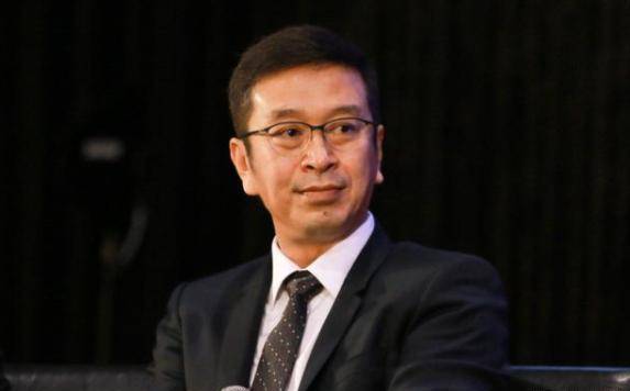 指出他是正午阳光的董事长,制片人侯鸿亮