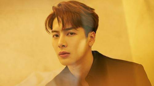 "王嘉尔怼脸自拍视频"引网友热议,你被他的颜值惊艳到了吗?