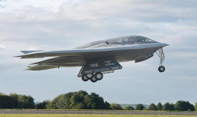 美国b2轰炸机真有传说中的那么强吗?