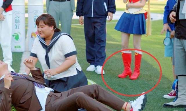 鞠婧祎也是该综艺的嘉宾,从节目的截图中可以看到,贾玲和鞠婧祎涂框