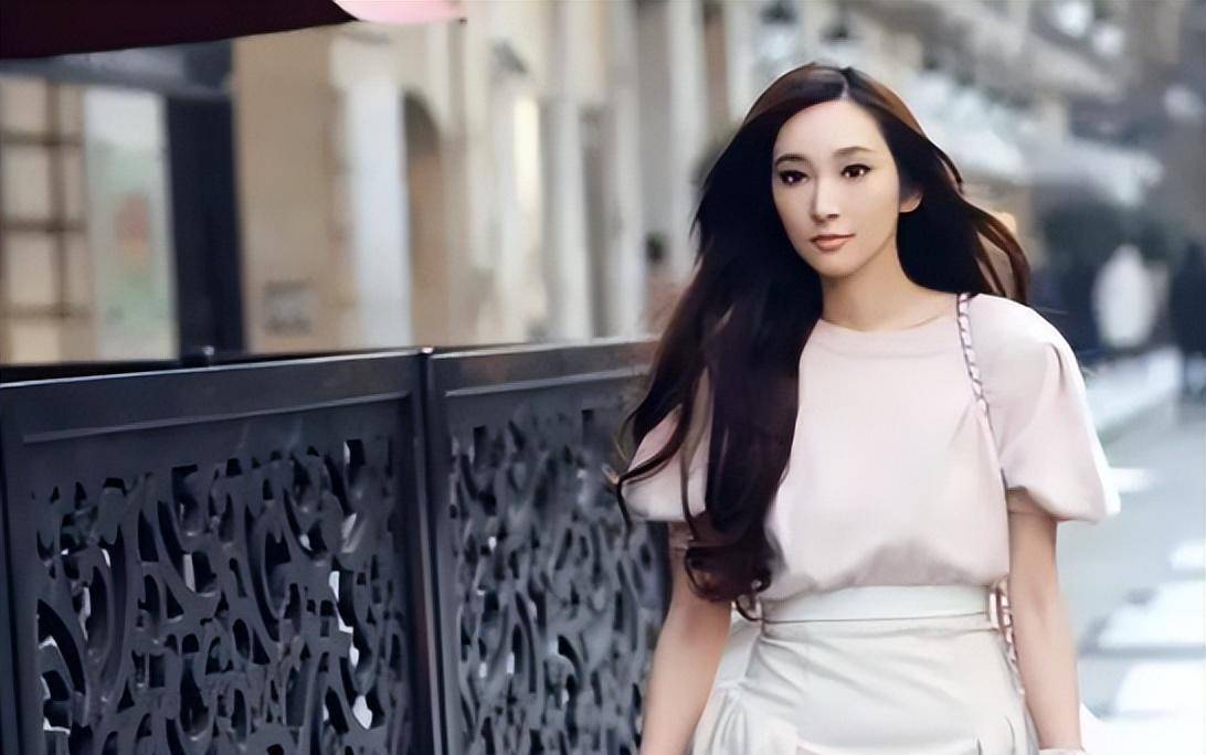 借着曹兴诚,萧蔷出演了《一帘幽梦》中的汪绿萍.