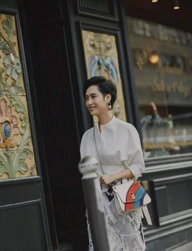 朱茵又爆红了一条裙子，叫“报纸裙”，时尚洋气，51岁看起来像30岁插图2