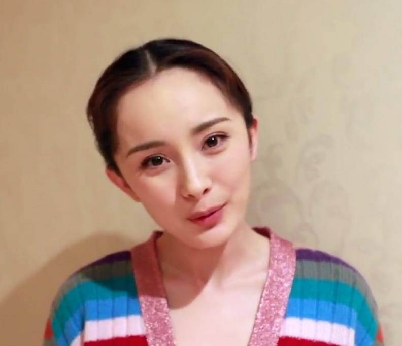 有一种"吓人"叫杨幂的发际线,头发只有薄薄一层,额头宽度快赶上脸了