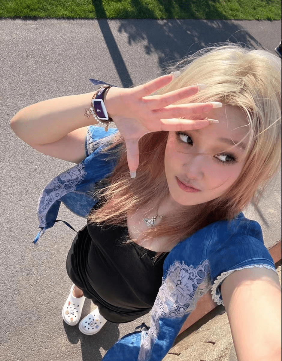 穿吊带衫秀身姿,染金发不像学生像太妹_女生_时尚_风格