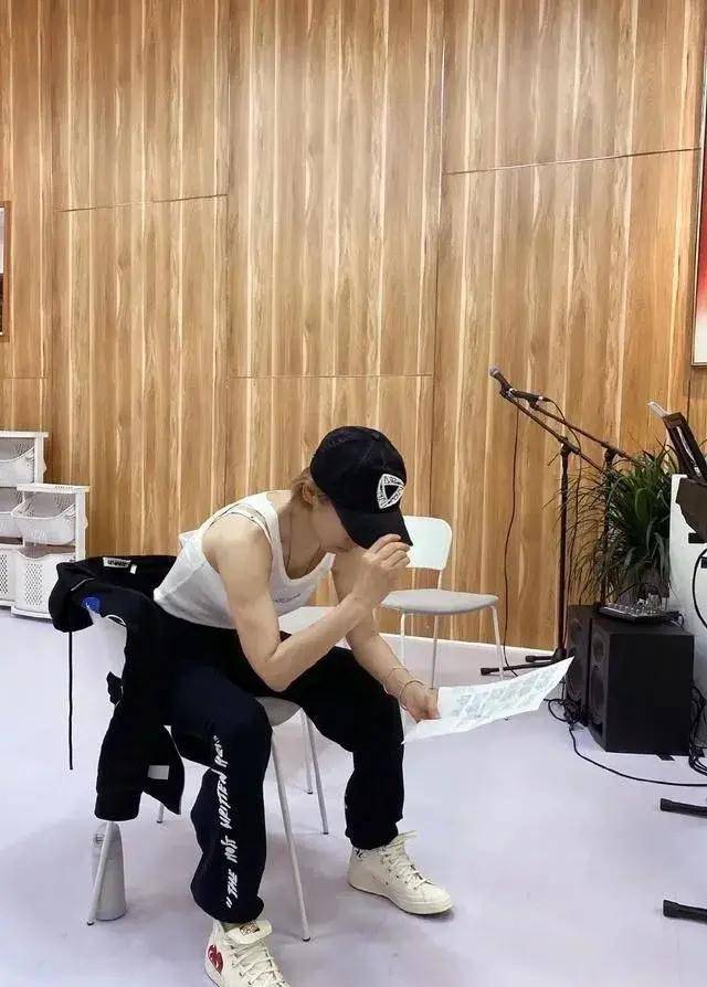 抽烟喝酒打架,公开示爱有夫之妇,她是贵圈没人敢惹的女星_时尚_宁静