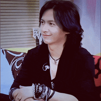 他打破了大家对摇滚歌手的刻板印象,既不粗犷,也不痞,长发飘飘,给人