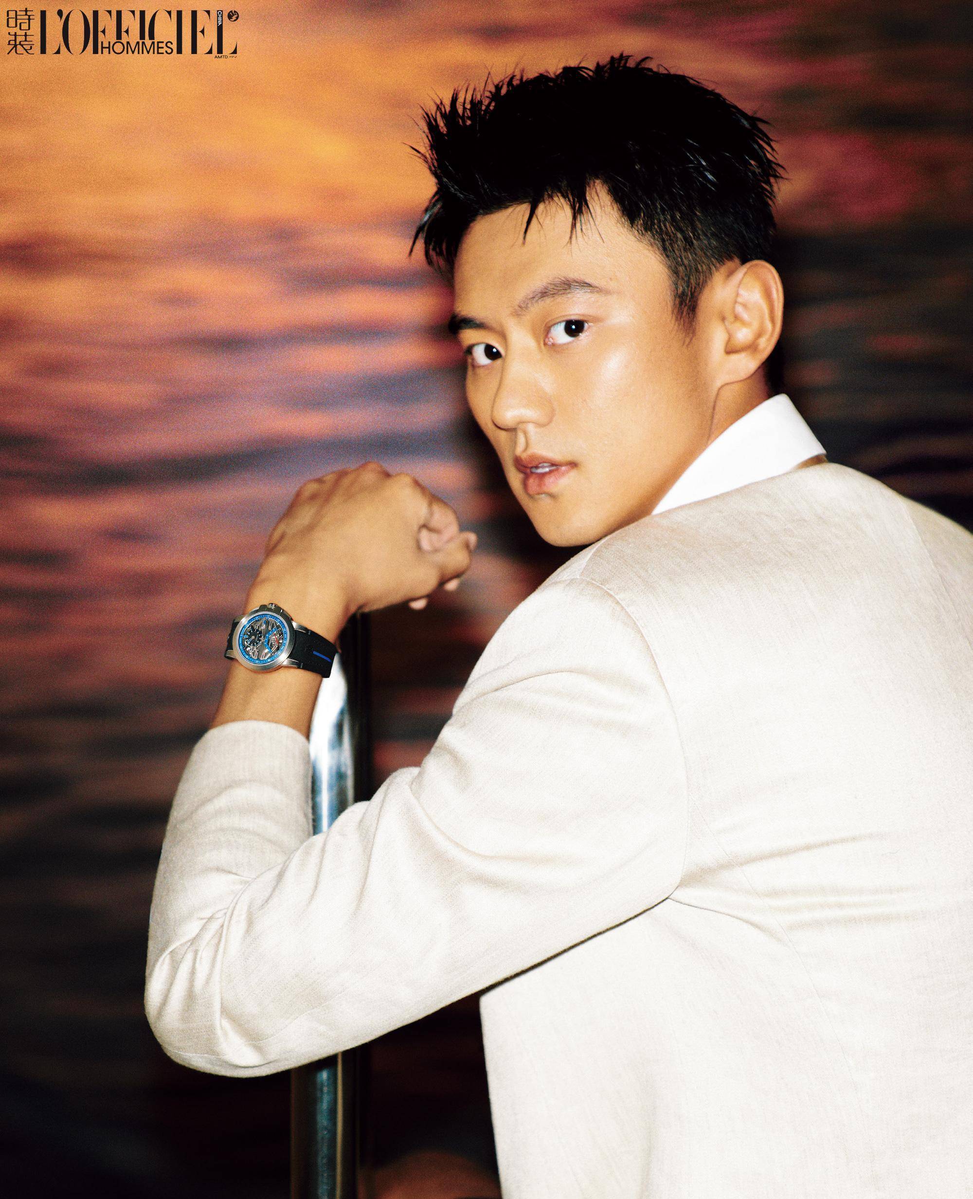 30岁宁泽涛首登《时装男士》封面,赤膊上阵大秀肌肉,荷尔蒙爆棚_黑色