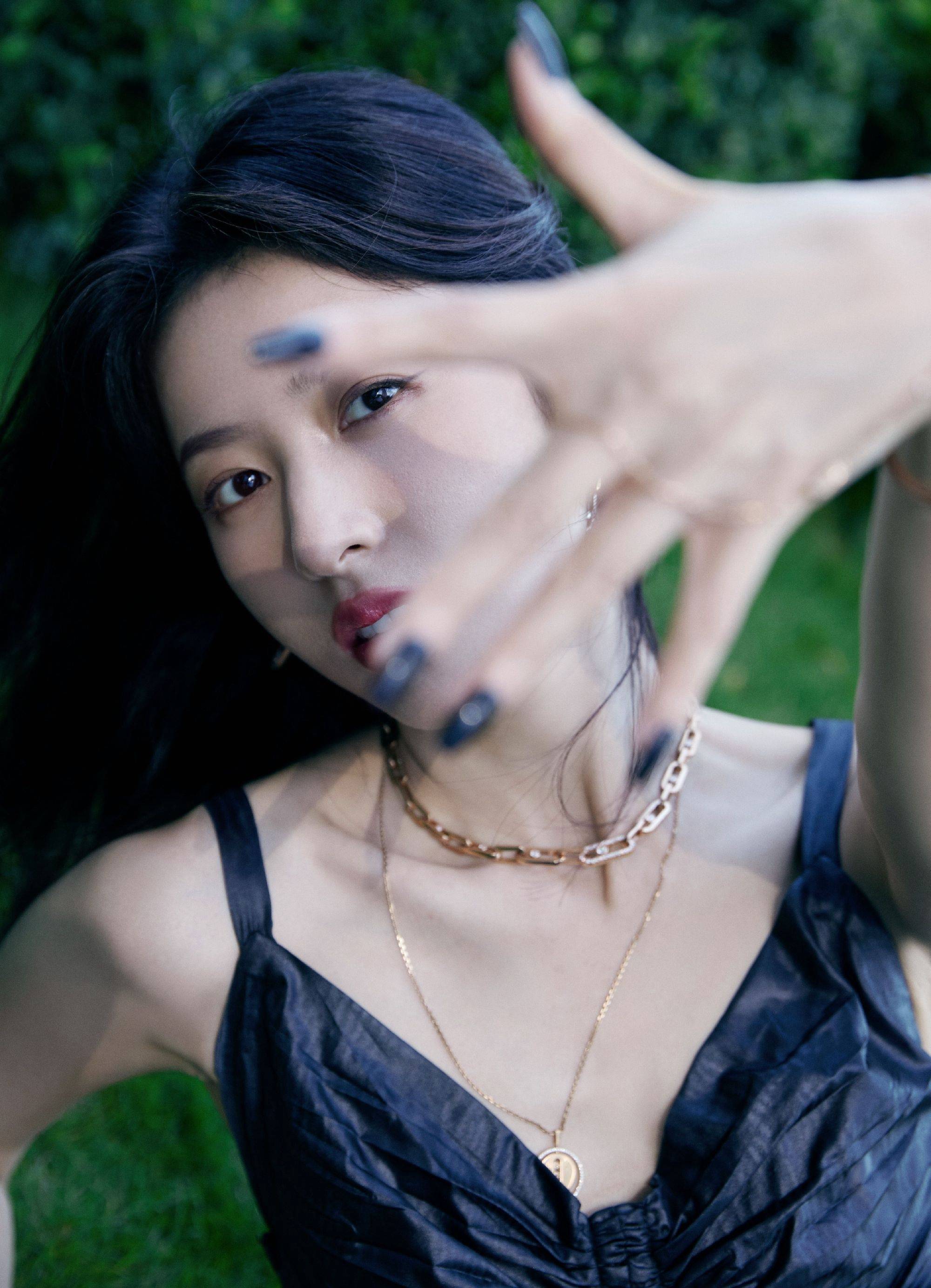 周雨彤黑色吊带装优雅恬静写真_网友_气质_女神