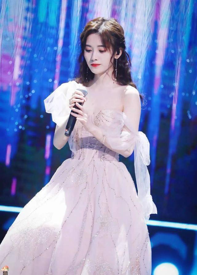 游走在两位女艺人间的"极限绯闻",给丁禹兮带了热度也带了麻烦_胡冰卿