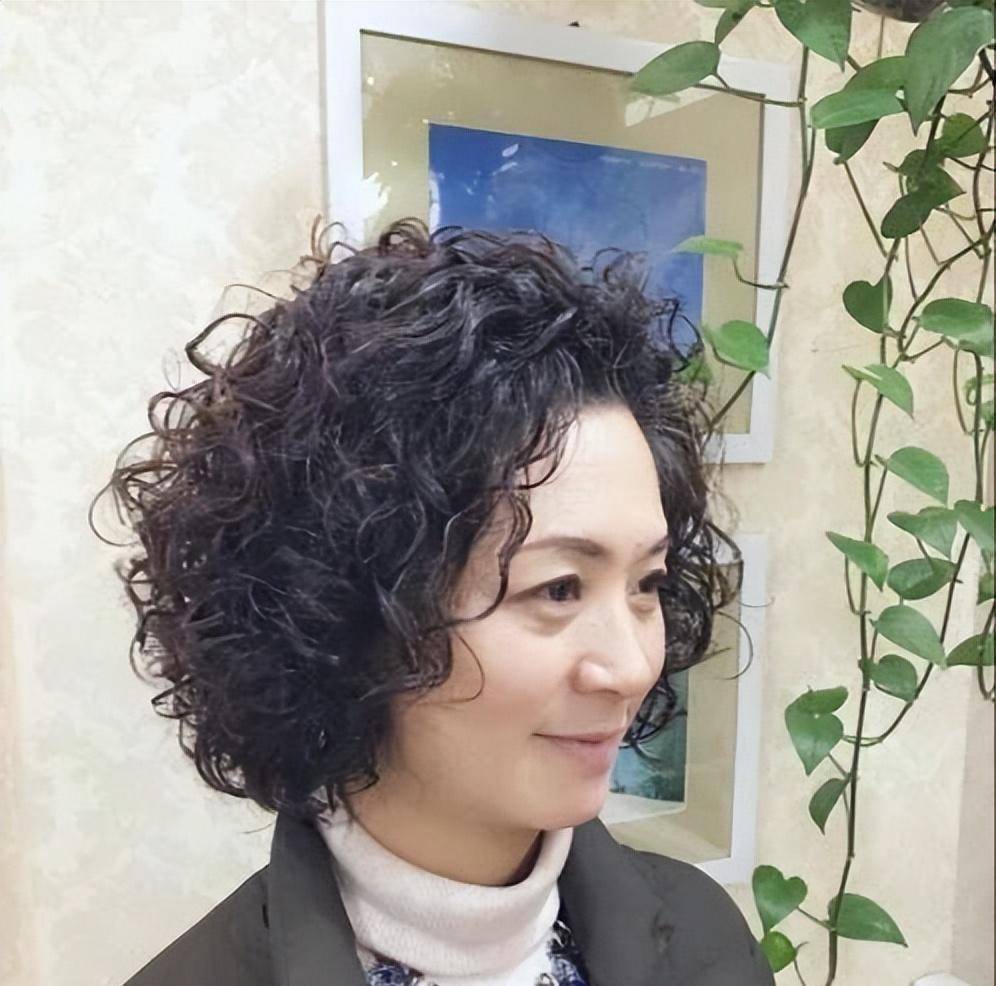 不要选择大背发和姨妈卷发,这3款发型可以优雅减龄_头发_短发_感觉