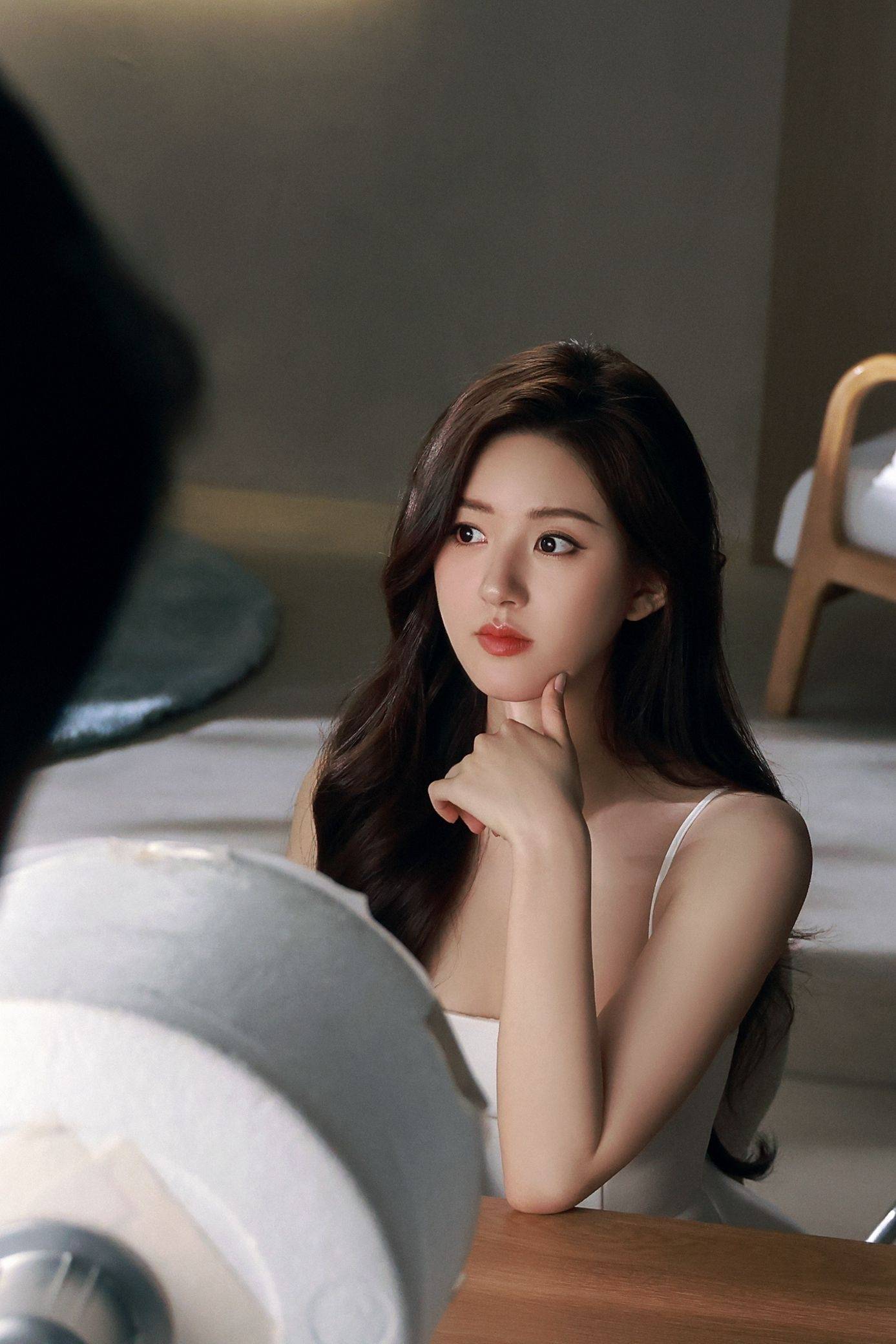 赵露思白色吊带连衣裙优雅时尚写真