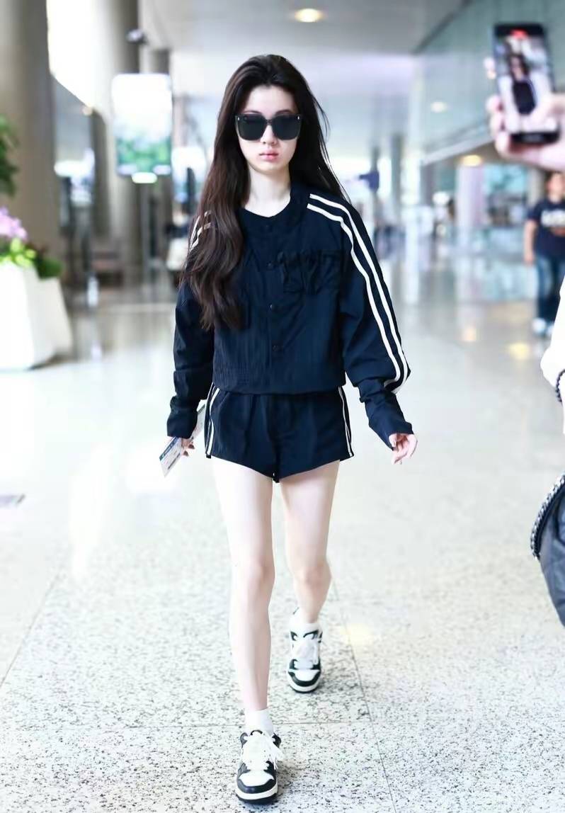 单依纯长得清秀又苗条,身着运动风短裤秀美腿_线条_黑色_上衣