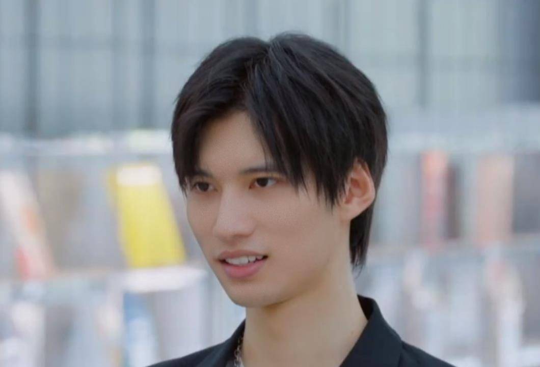 近日周扬青和陈瑞丰约会一事,在网络上也引起了热议,陈瑞丰不仅是葛优