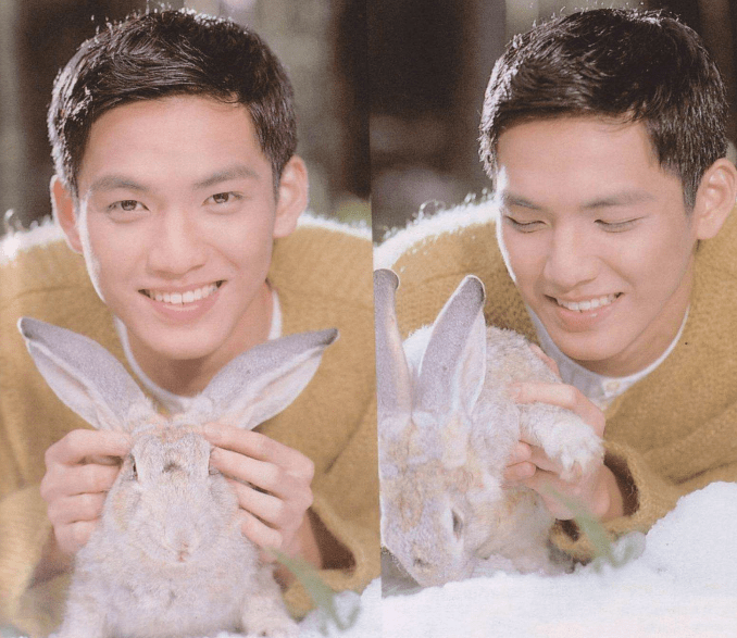 钟汉良现身菜市场,穿老头衫肚腩明显似大叔,被指又黑又胖老十岁_因为