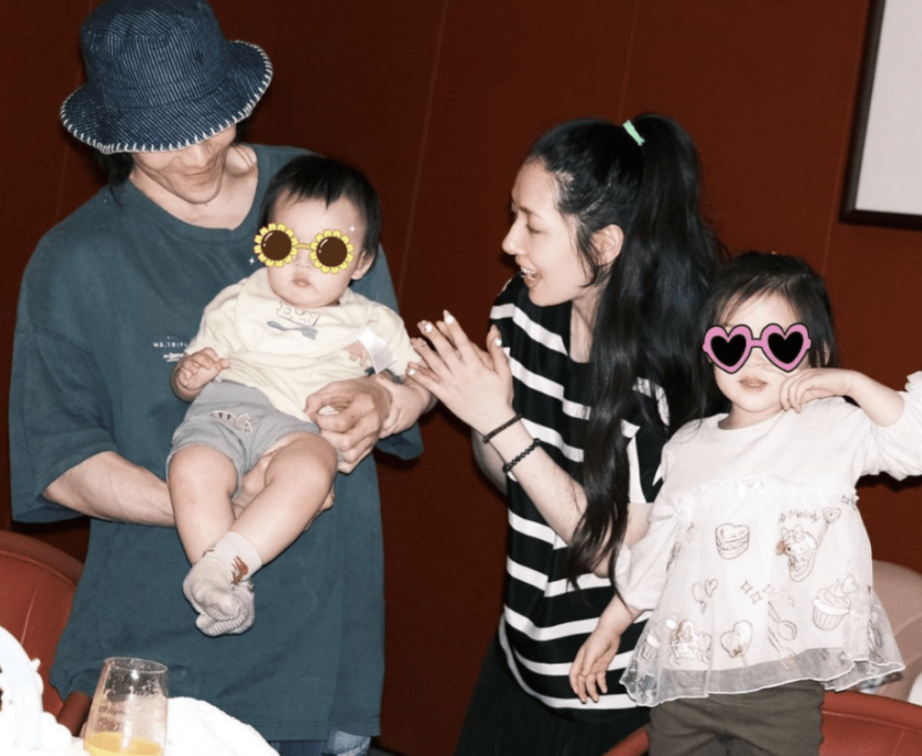 向佐晒一家四口带娃视频,做保姆当人肉坐垫,郭碧婷衣着邋遢_女儿_家庭