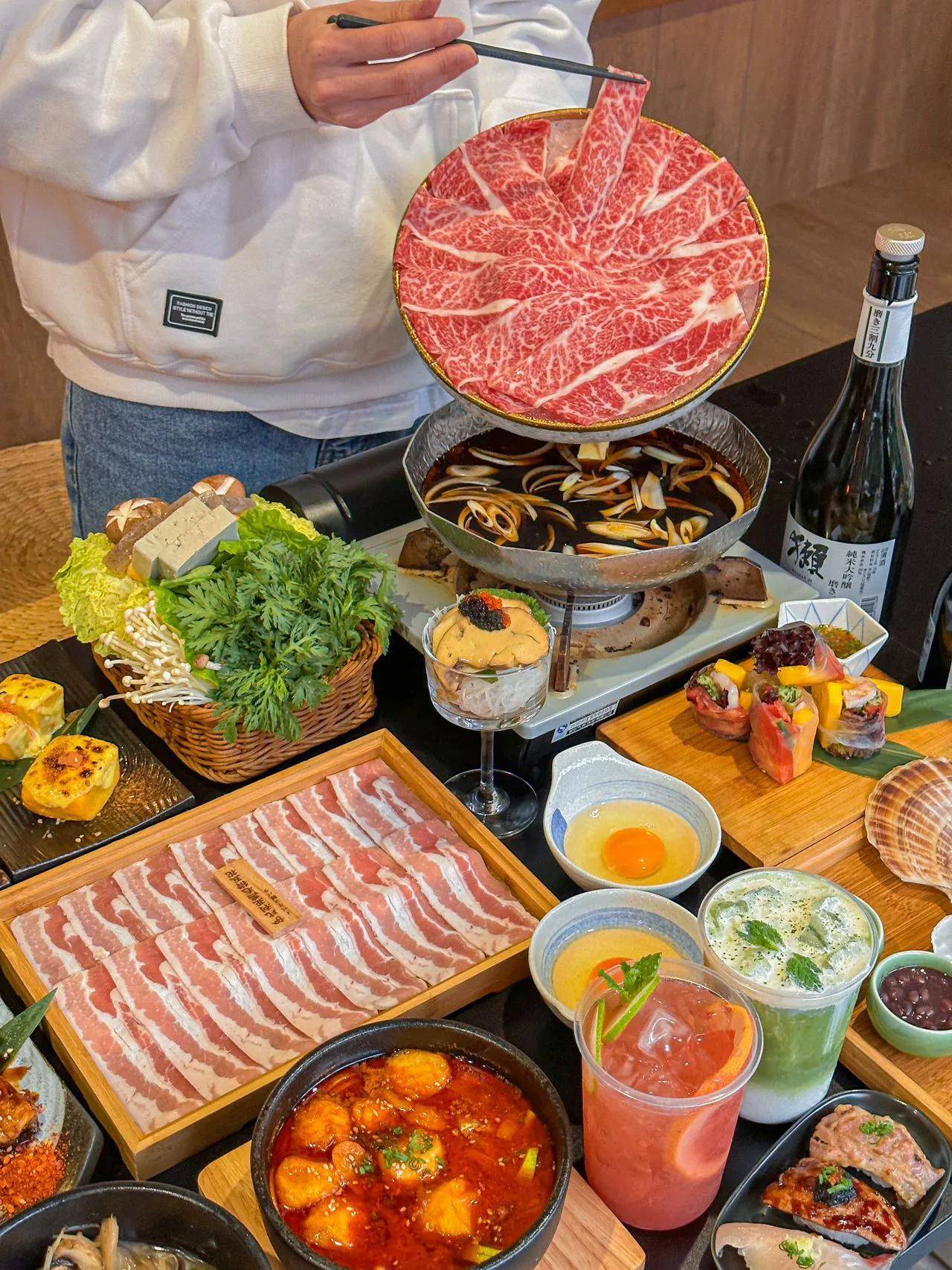 小声告诉你们zui近周年庆活动,cz还会送帝王蟹哟～-鱼子酱扇贝鸡尾酒