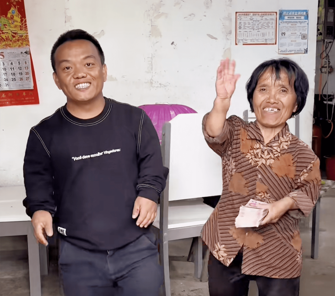 网红"小大人"提亲被赶出家门,东西扔了一地,差距明显被疑剧本_忠义