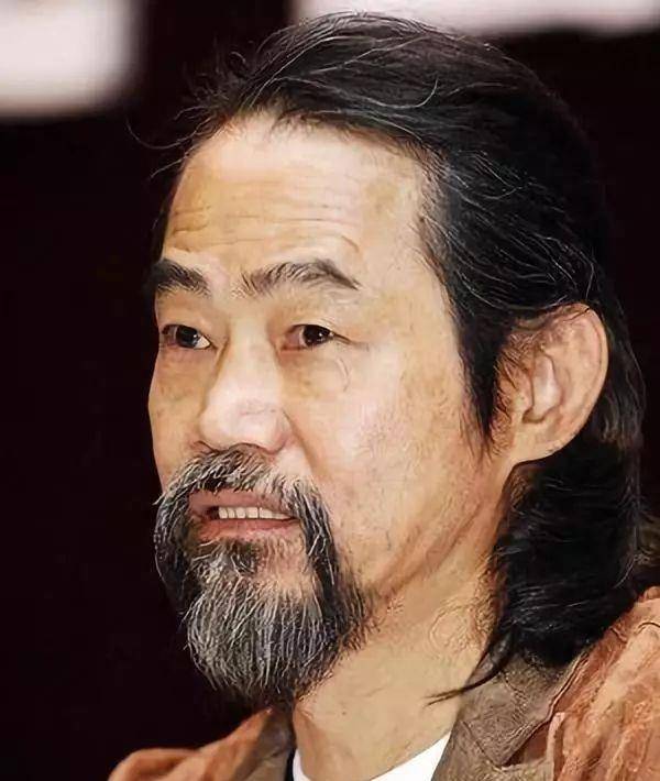 包租公元华近况曝光,67岁高龄仍捞金,却被身旁美女秀美腿抢风头