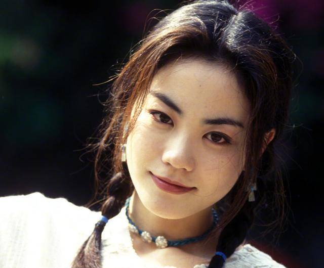 王菲时尚旧照罕曝光,穿短裤配渔网袜秀美腿,盘腿坐地姿势霸气_世界