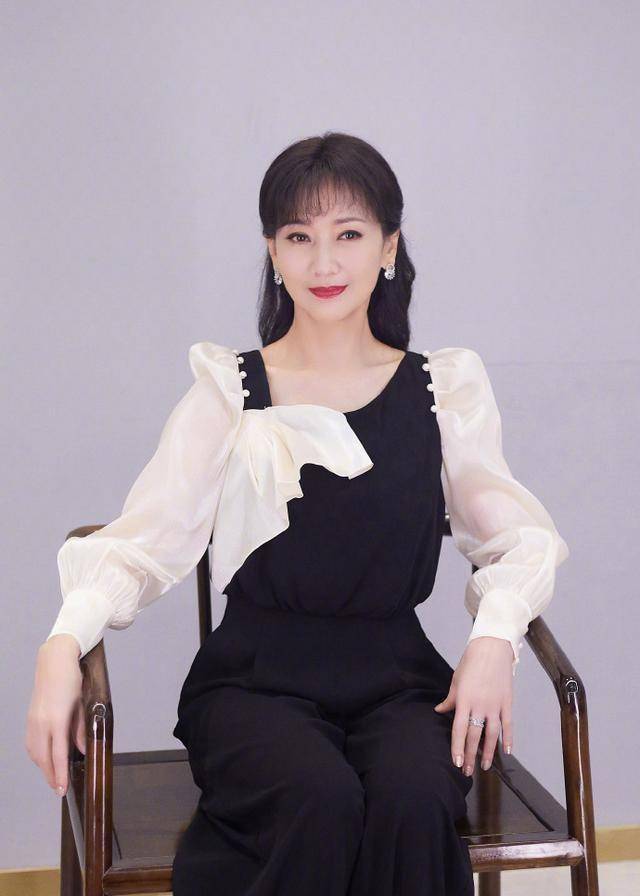 组图:70岁赵雅芝穿黑白套装优雅十足仪态端庄似冻龄女神_状态_气质_配