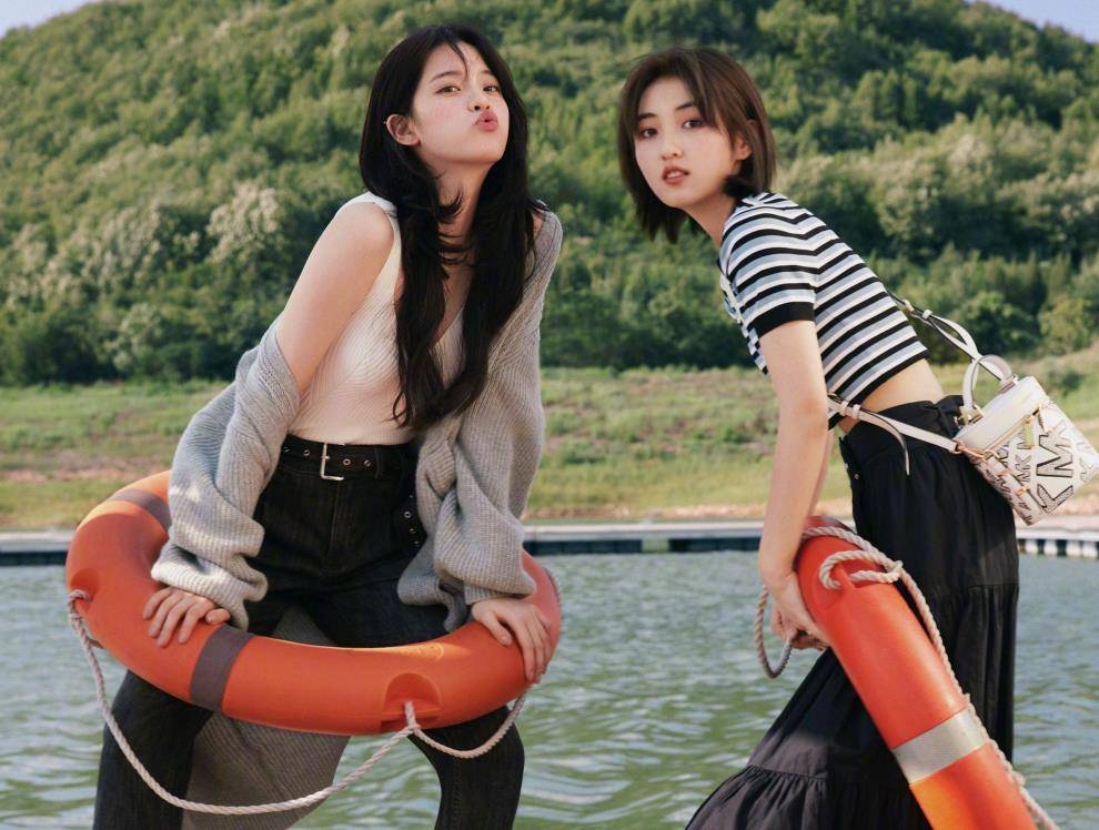 欧阳娜娜张子枫合体拍时尚大片,一个时尚娇媚,一个却像朵小白花_感觉