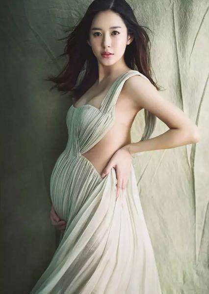 颖儿孕照曝光,张子萱甜美,昆凌活泼,李小璐的孕照网友却很担心_穿着
