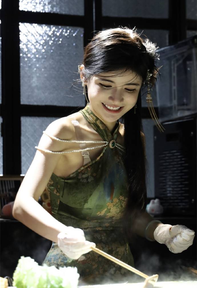 网红"狗头萝莉"衣着暴露被举报,卖煎饼是假,炒作太过引起争议_网友_女