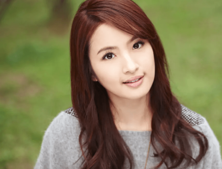 2002年,林依晨出演《十八岁的约定》,凭借甜美的长相,一出道便收获了