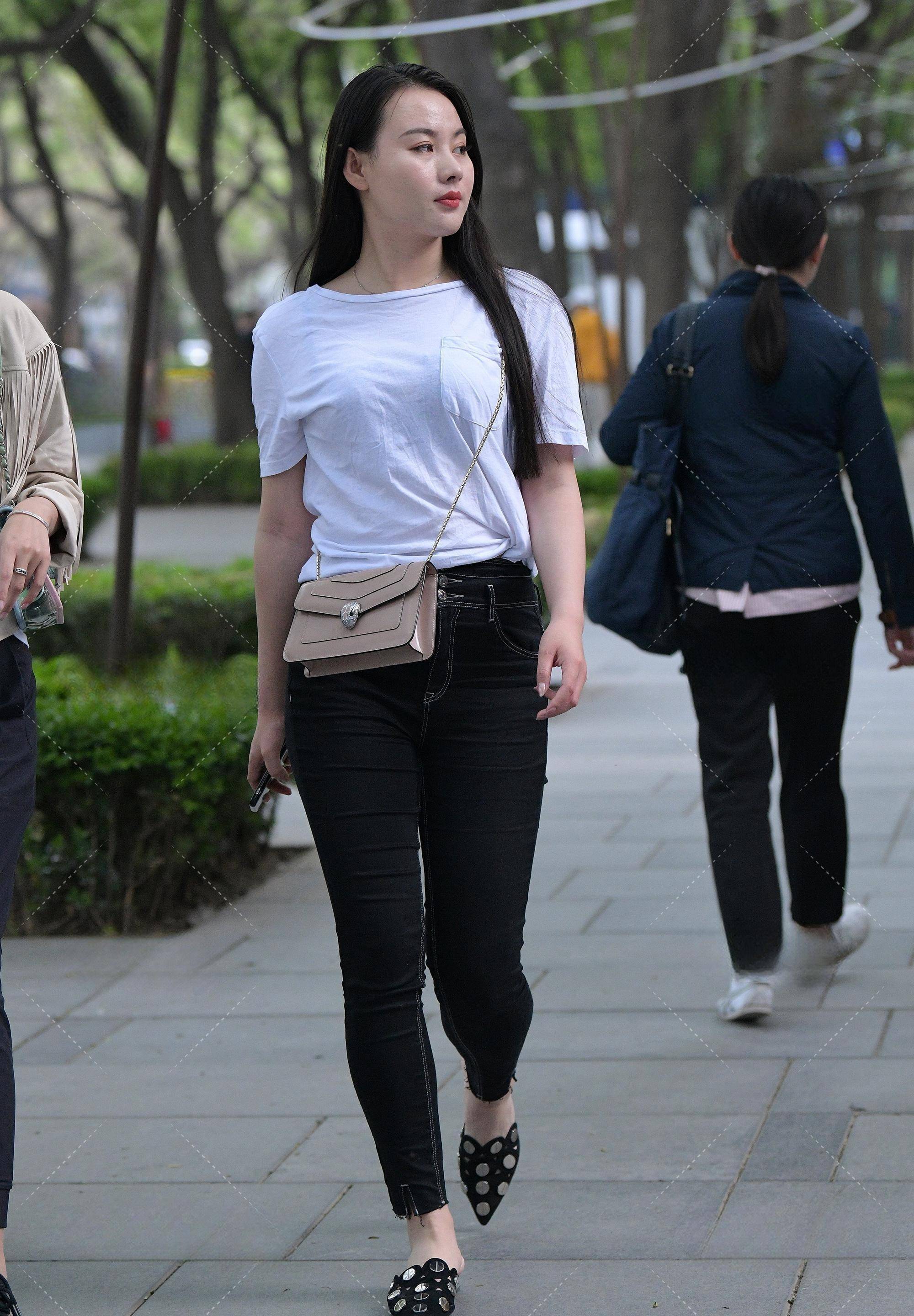 街拍牛仔裤系列-时尚男演员_笑容_鲜花_风中