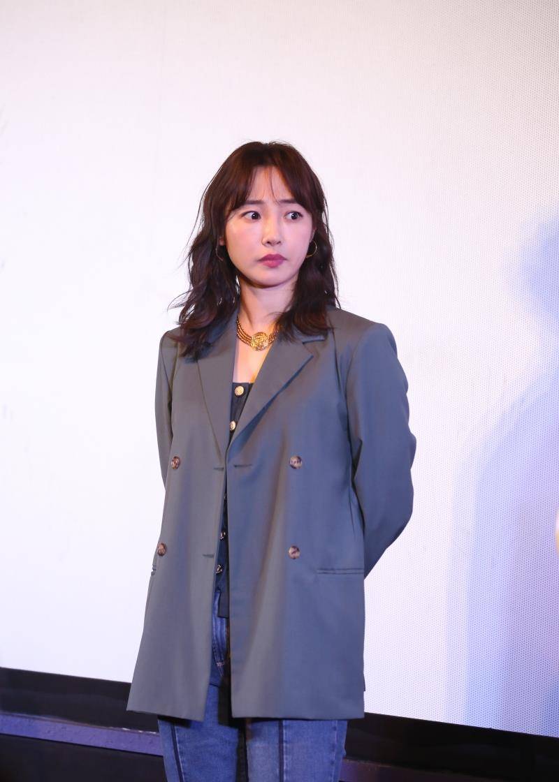 白百何的衣品是真的高,拼色卫衣配牛仔裤简单时髦,减龄又有活力