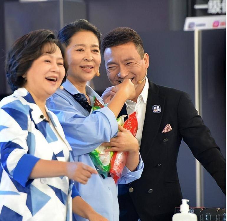 鞠萍和倪萍同框与原著差距很大!