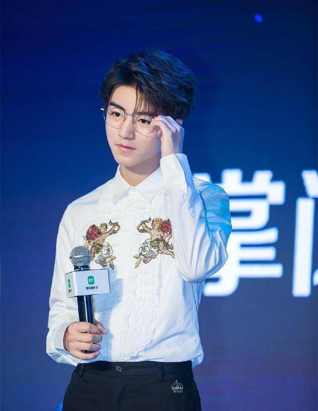 19岁王俊凯撞衫18岁陈立农,没想到差异那么大,网友:越小越显老_显得