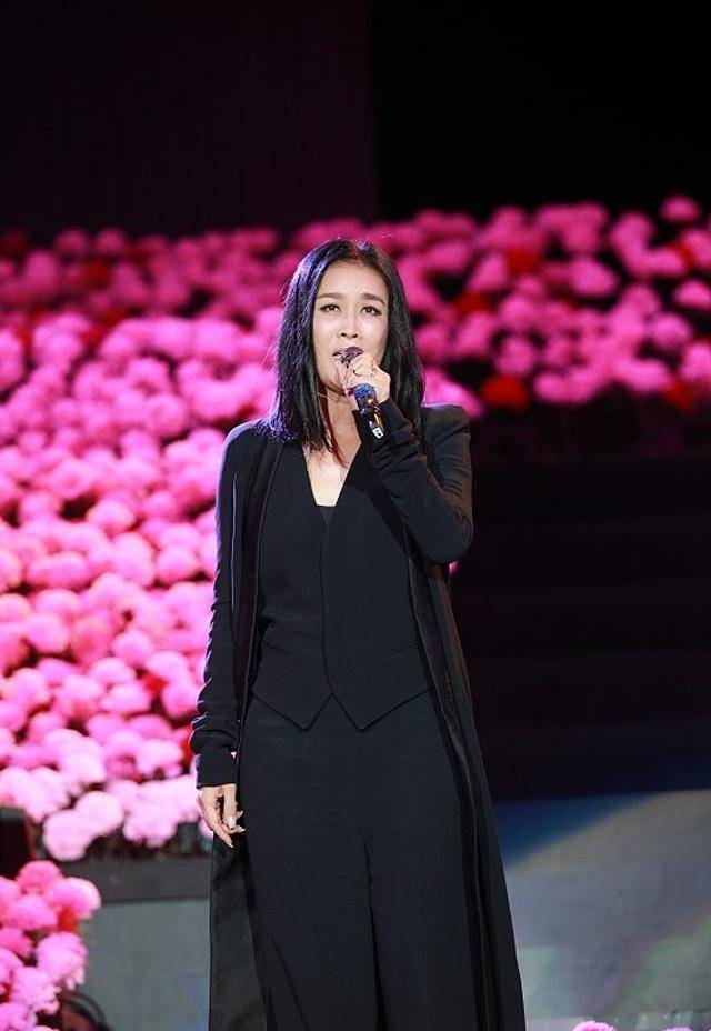 疑似那英怒踢偷拍者,她才是内地被神话的所谓"天后"_苏芮_曾先森_网友