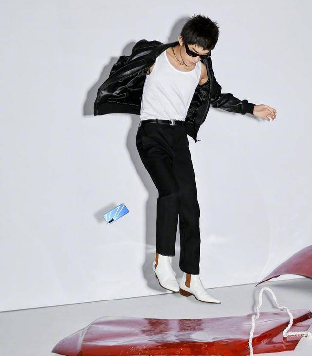 易烊千玺"披头士"造型出众!