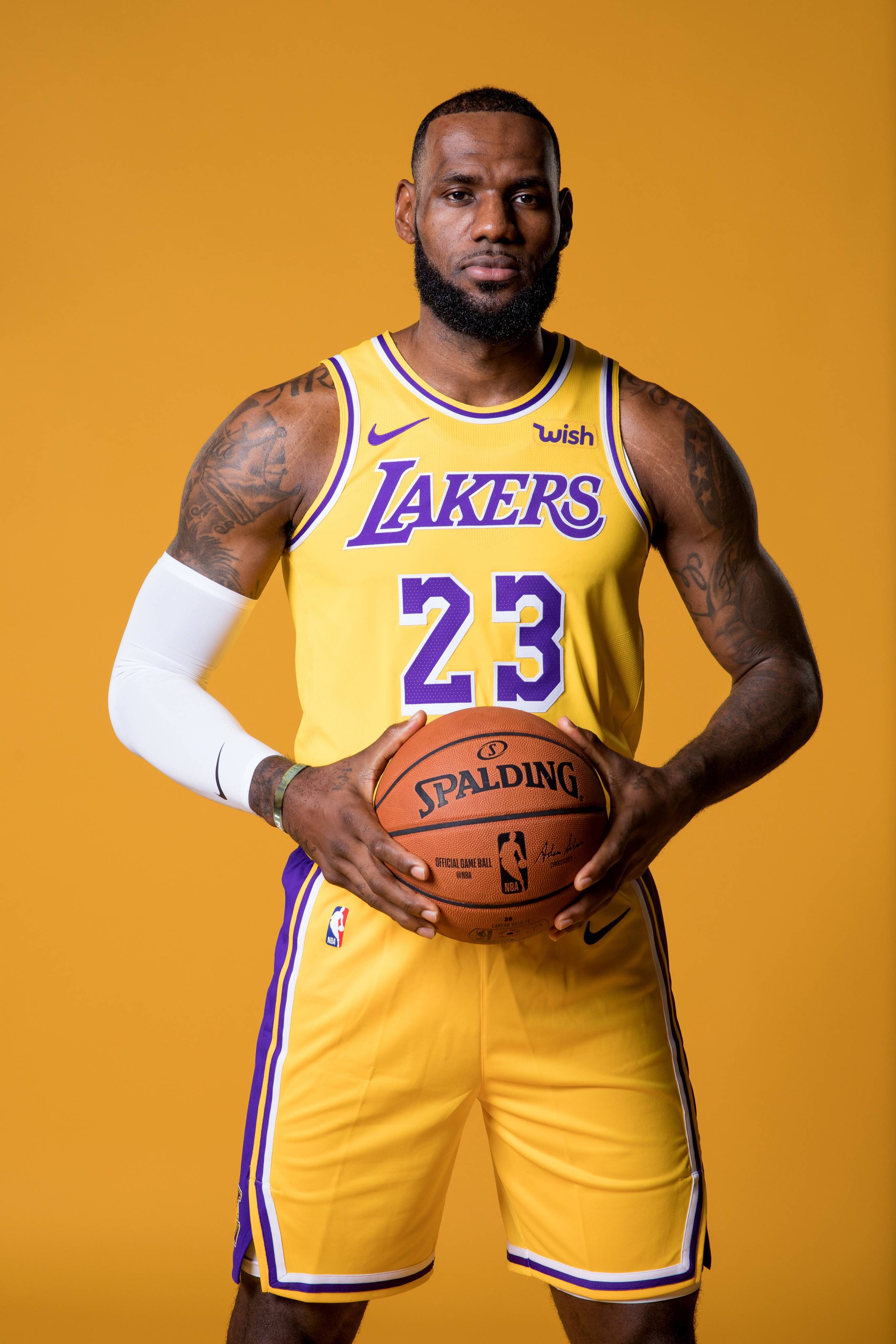 生涯场均27 7 7太强 名记直言未来会被湖人退役_詹姆斯_球衣_号码