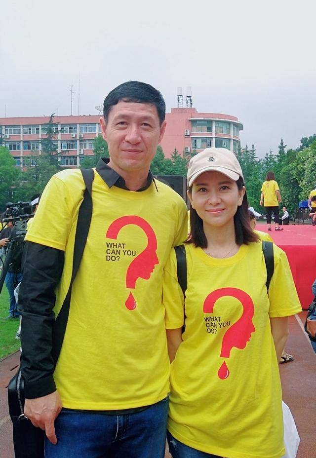 歌手甘萍:嫁前国足老公黎兵,18年恩爱如初,如今51岁宛如30岁