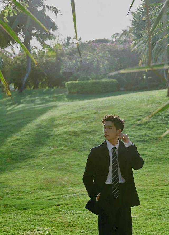 杨洋李现蔡徐坤白敬亭邓伦龚俊赵又廷等你爱谁_西装_穿着